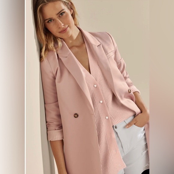 Feather Cuff Tuxedo Coat
Elegant Pink Peach Feather-Trimmed Coat - Picture 4 of 15